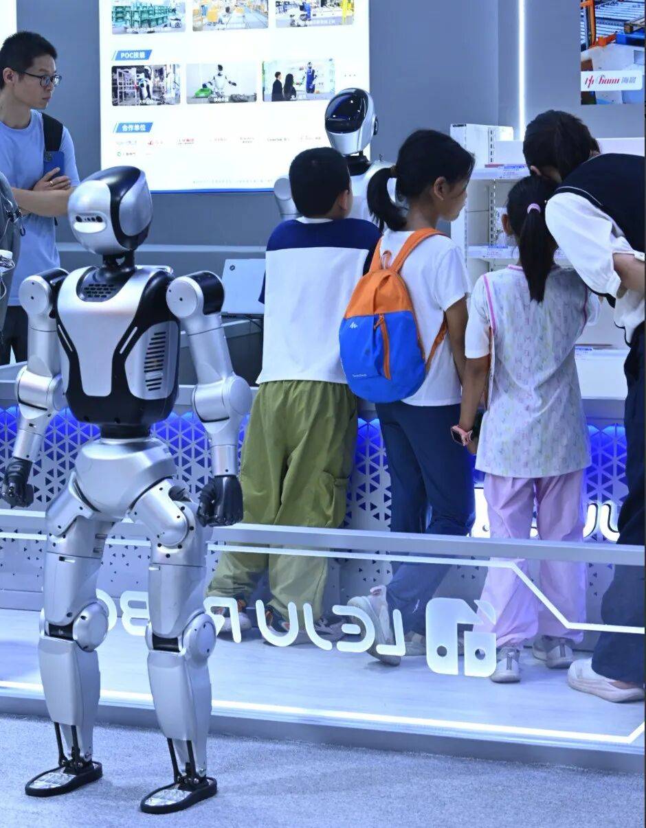 北京世界機器人大會哪來這麼多小學生…