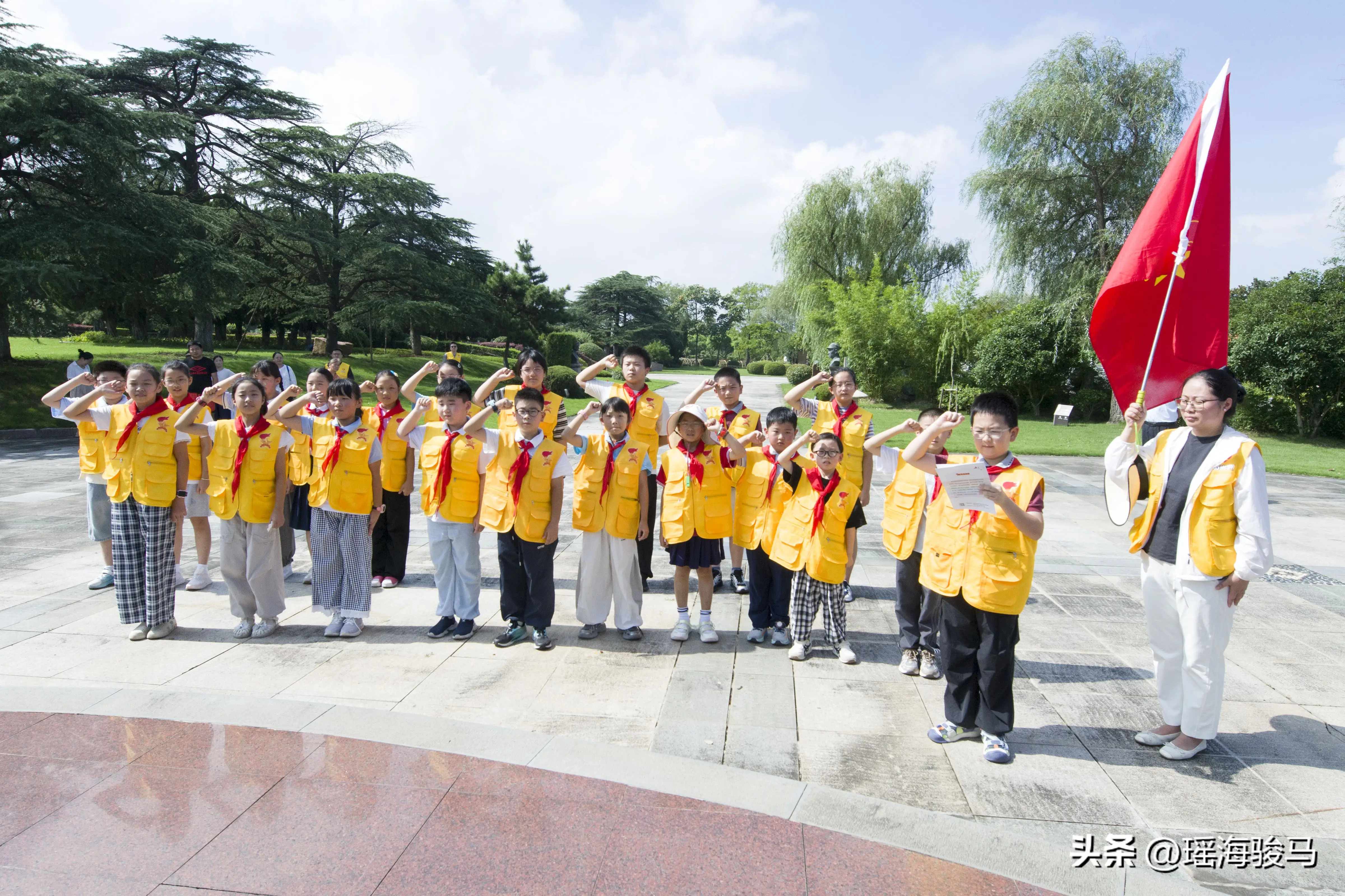 追光先烈足跡 瑤海少先隊員大蜀山開啟行走的國防教育課