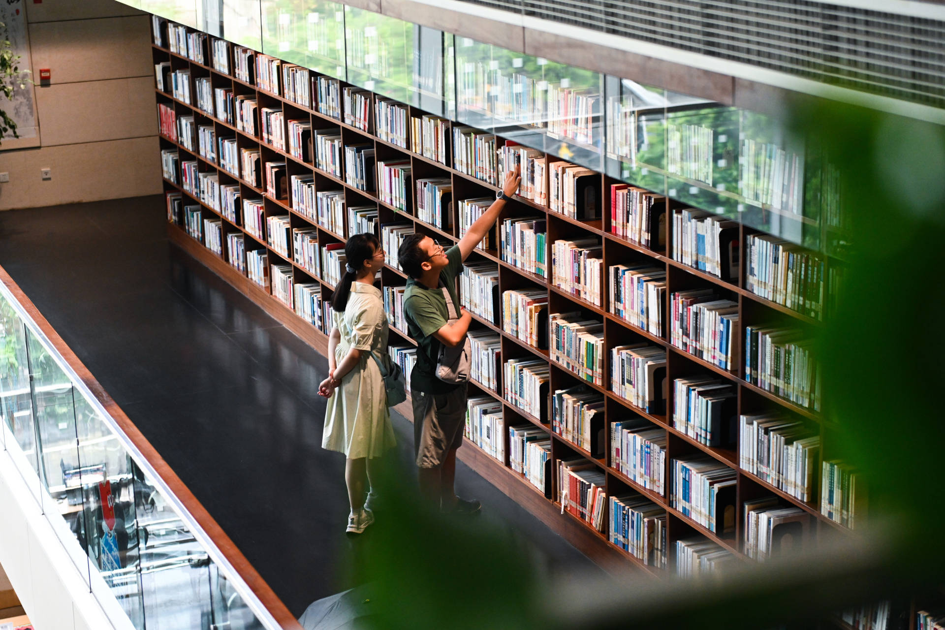開學在即 省圖書館裡學子“收心充電”忙｜圖集