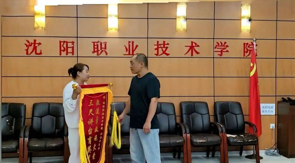 不會游泳的大學老師 用一根魚竿救了兩條命