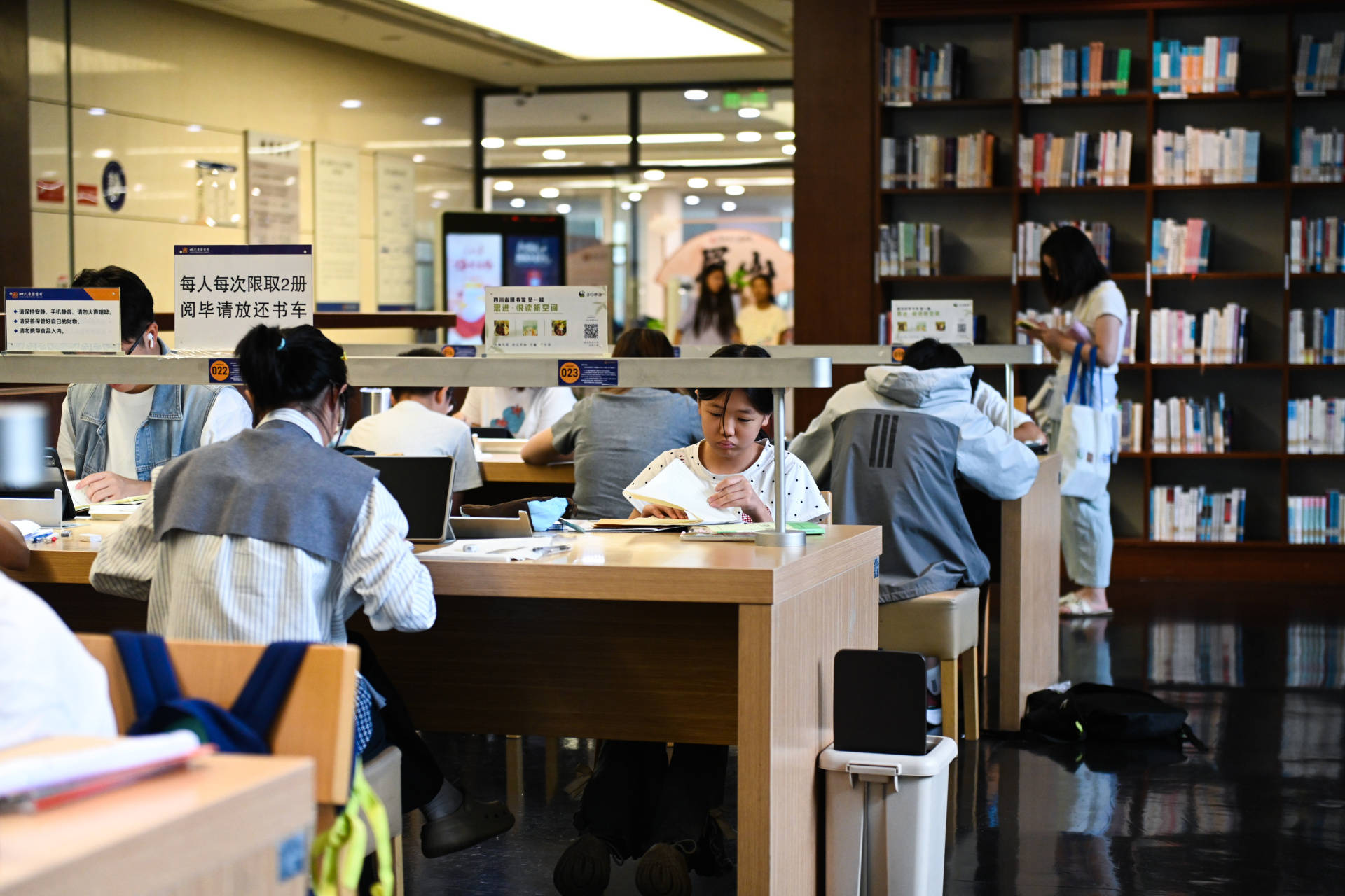 開學在即 省圖書館裡學子“收心充電”忙｜圖集