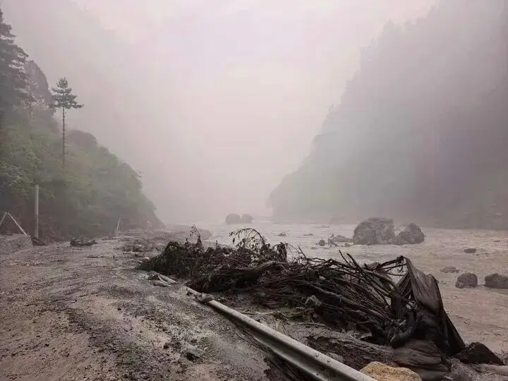西藏吉隆口岸附近道路損毀，救援力量仍未與口岸取得聯絡，周邊山體隨時可能塌方