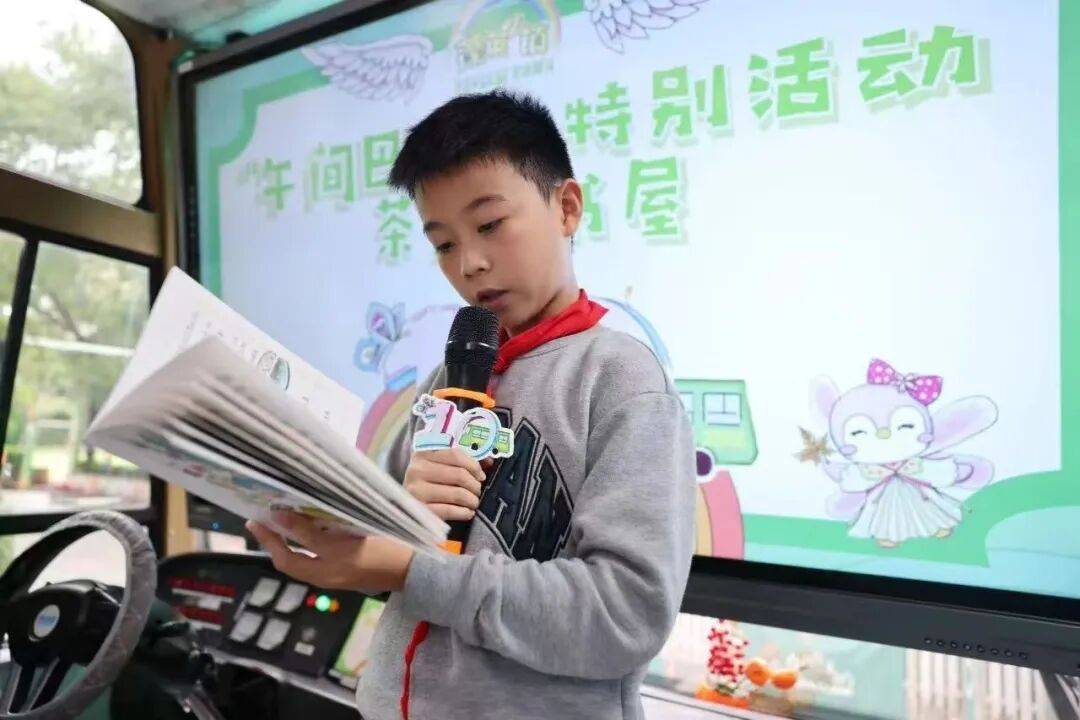 凌晨4點，一輛大巴被吊進小學校園！上海120歲名校搬家，孩子們將老城廂的記憶認真“打包”，帶去下一段旅程
