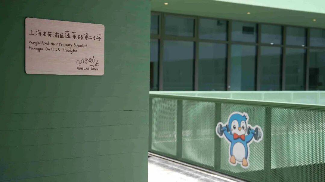 凌晨4點，一輛大巴被吊進小學校園！上海120歲名校搬家，孩子們將老城廂的記憶認真“打包”，帶去下一段旅程