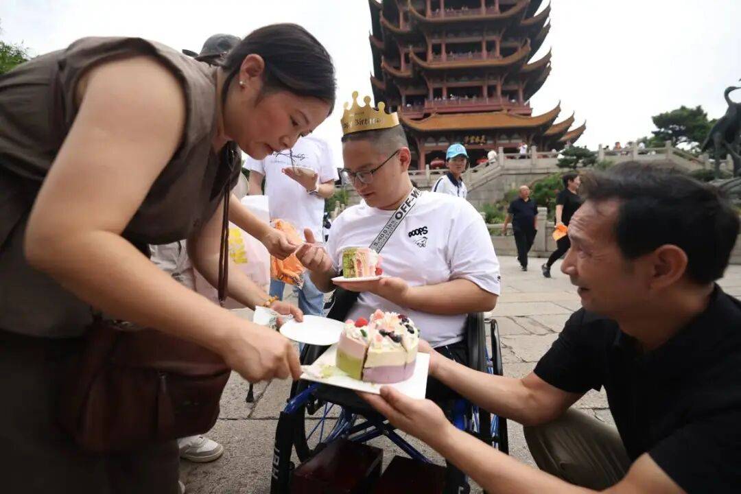 兩人都因車禍失去雙腿，方宇翔（湖北大學本科生）、鄧元佳（湖北大學研究生），剛剛登頂！