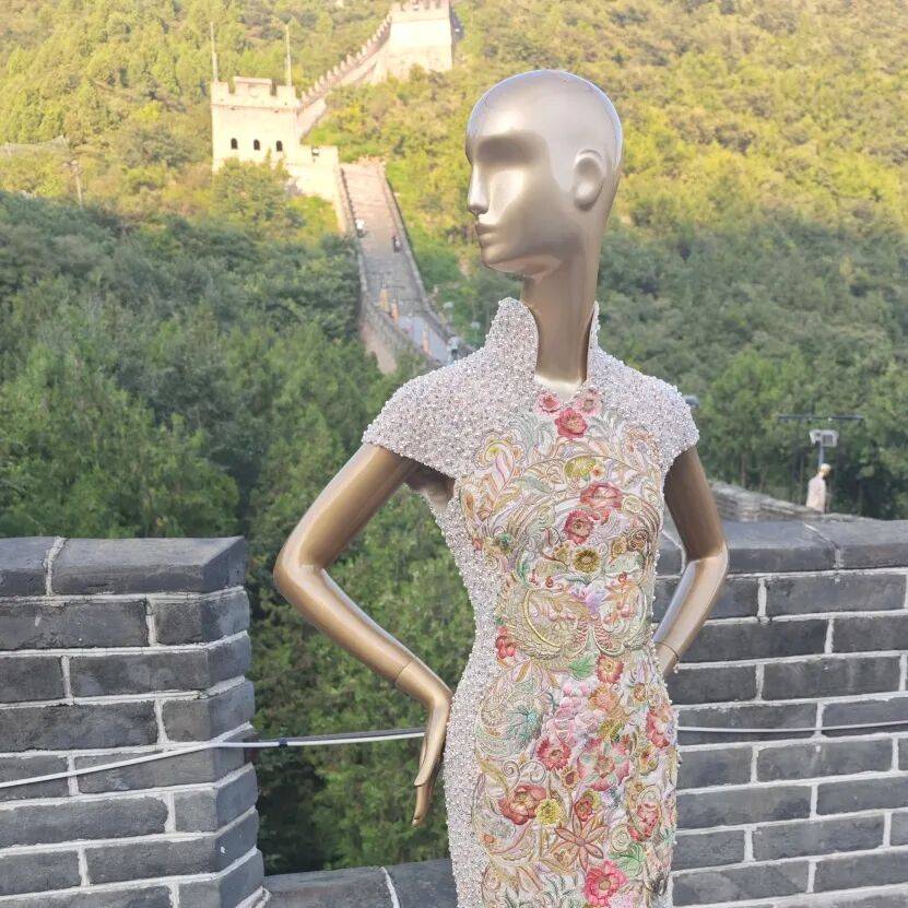 千年雄關 × 絕美刺繡！2026年秋季北京時裝週新聞釋出會暨郭培居庸關長城高定藝術釋出活動舉辦