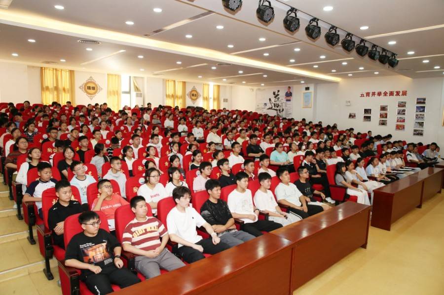 “80後”科學家進校園 中學掀起“追星熱”