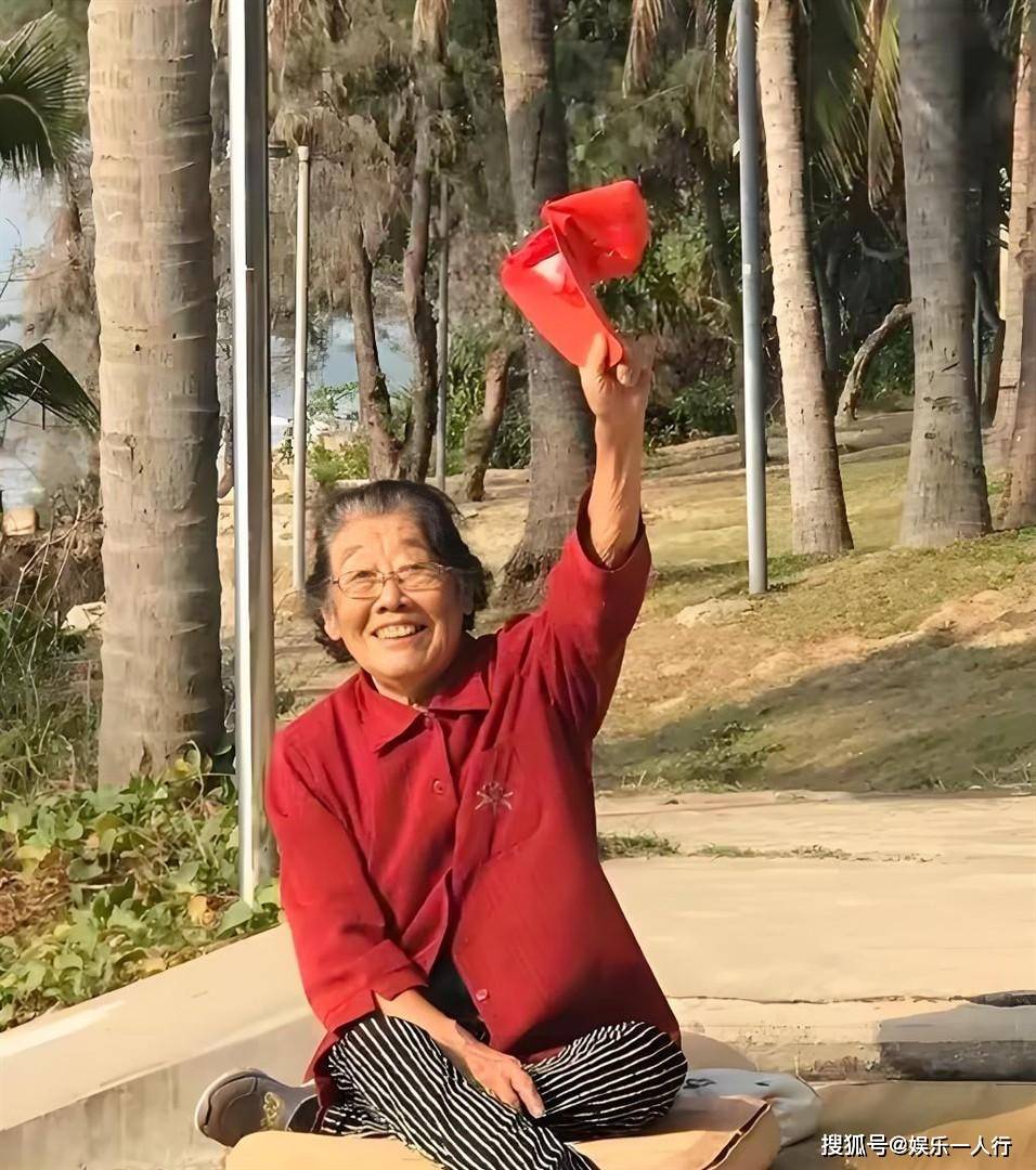 原創敬一丹生前談母親：年輕時是女強人，晚年散發女性魅力，我為她安頓了3個家