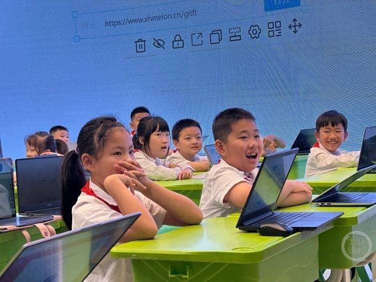 反詐宣傳走進小學教室 “特等獎獎品”竟是兩套試卷