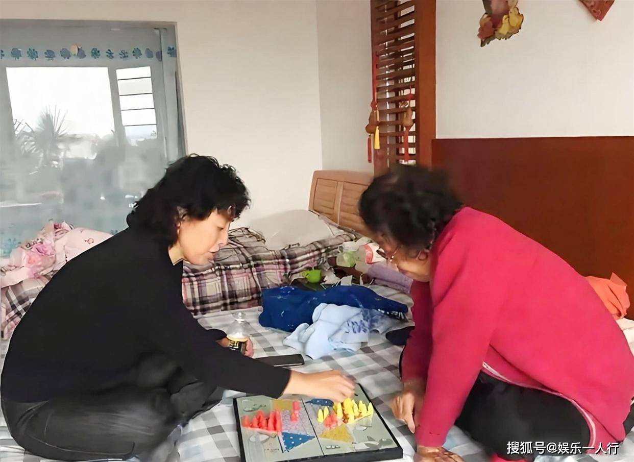 原創敬一丹生前談母親：年輕時是女強人，晚年散發女性魅力，我為她安頓了3個家