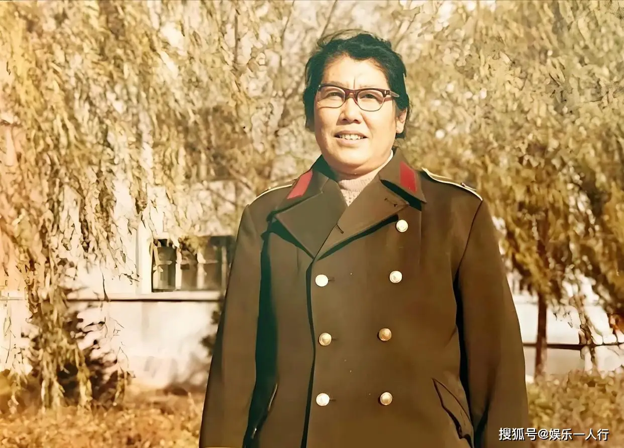 原創敬一丹生前談母親：年輕時是女強人，晚年散發女性魅力，我為她安頓了3個家