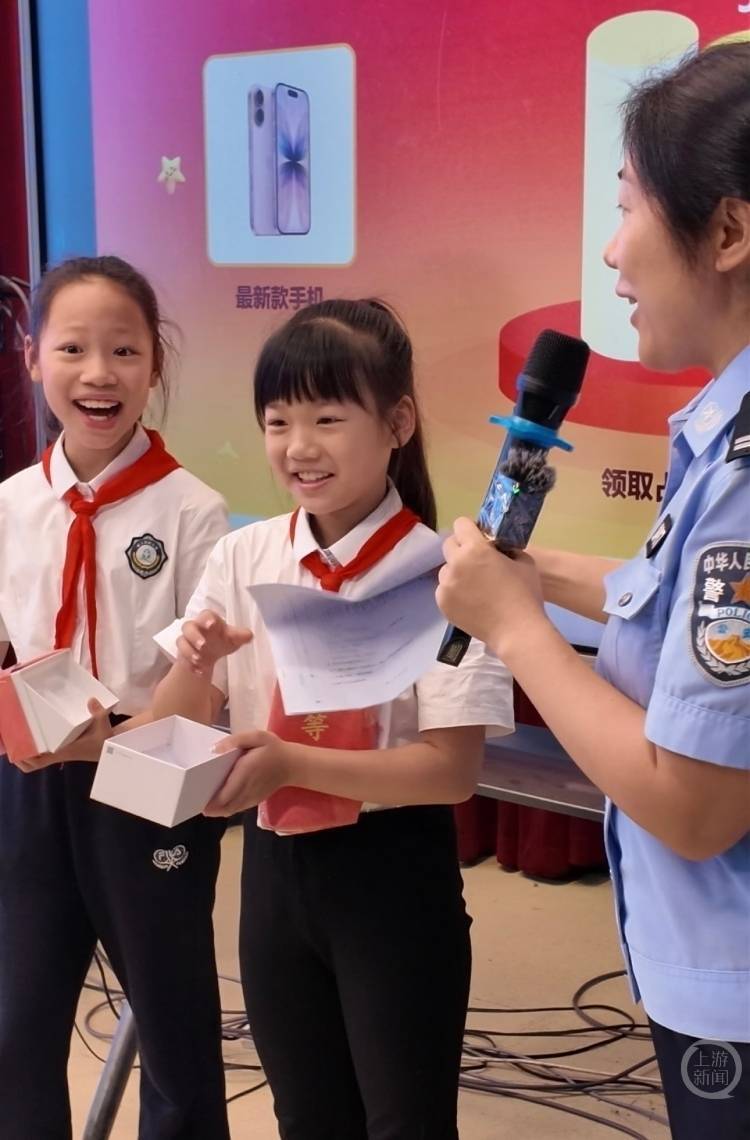 反詐宣傳走進小學教室 “特等獎獎品”竟是兩套試卷