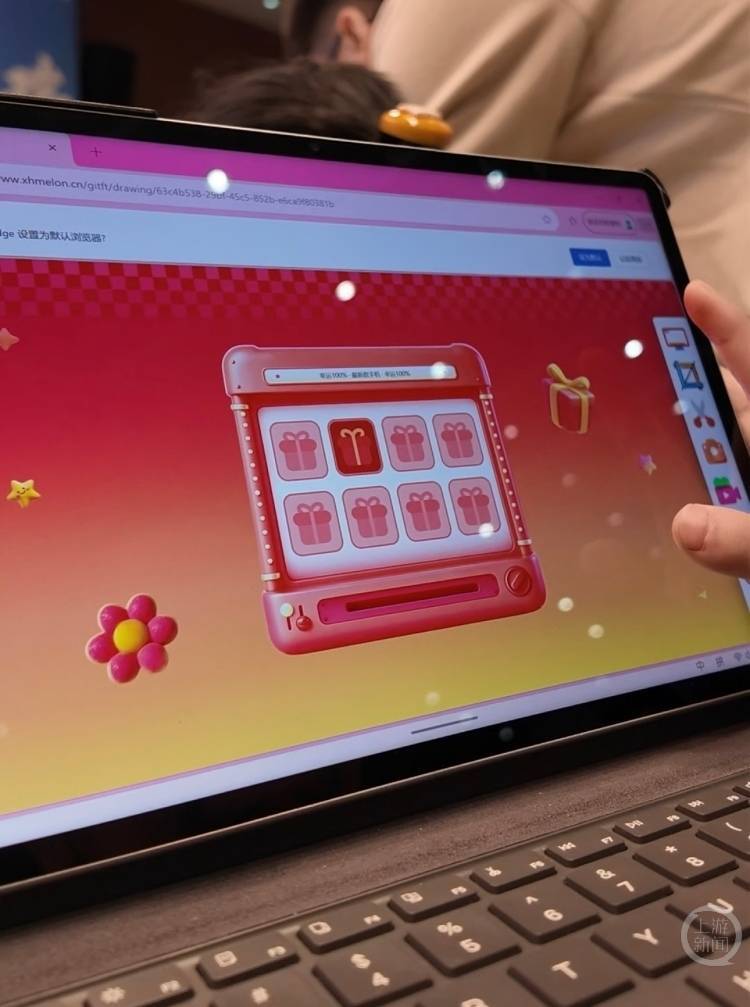 反詐宣傳走進小學教室 “特等獎獎品”竟是兩套試卷