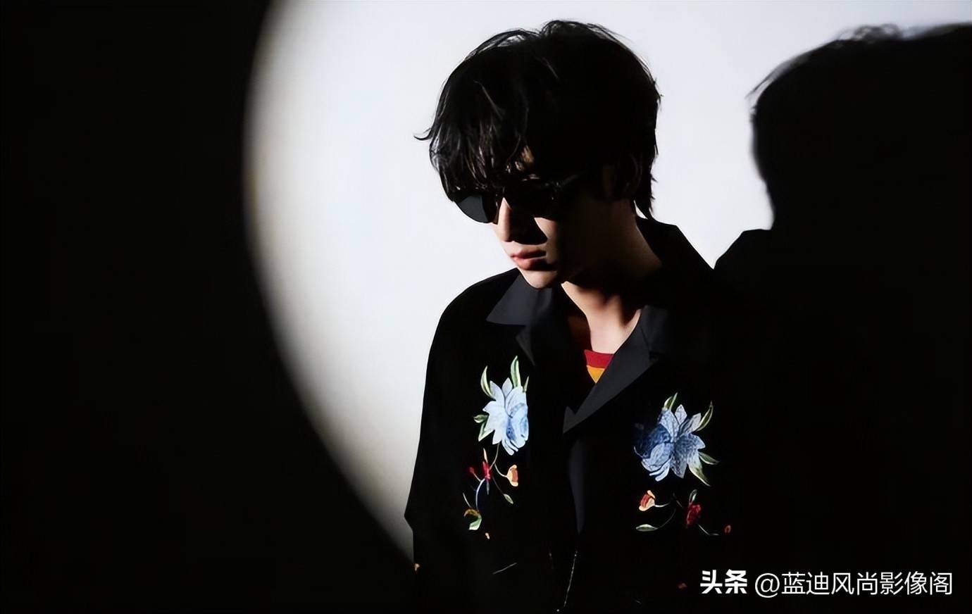 原創嚴浩翔說唱巔峰對決收官造型：KENZO 花卉刺繡下的少年與陰影