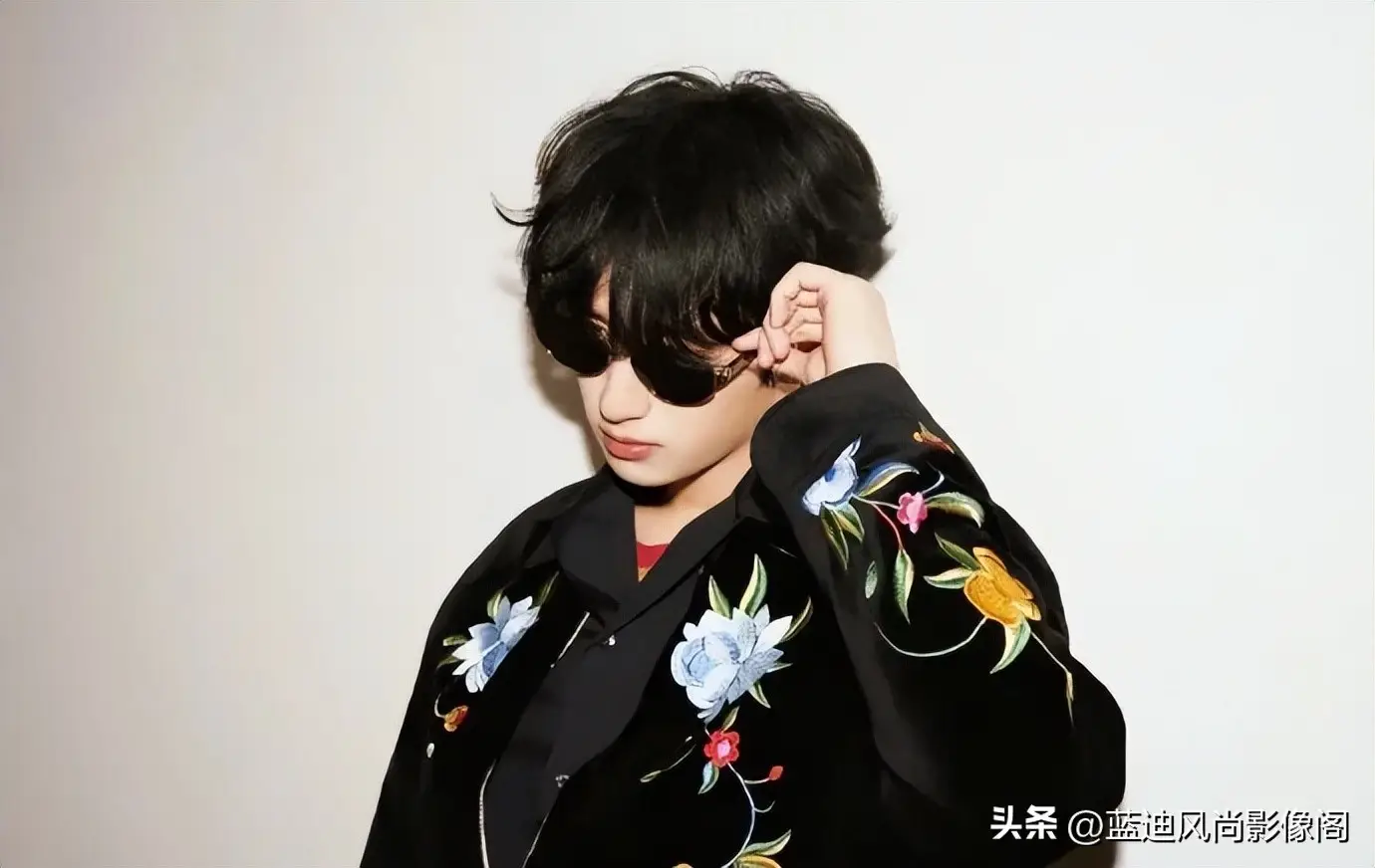原創嚴浩翔說唱巔峰對決收官造型：KENZO 花卉刺繡下的少年與陰影