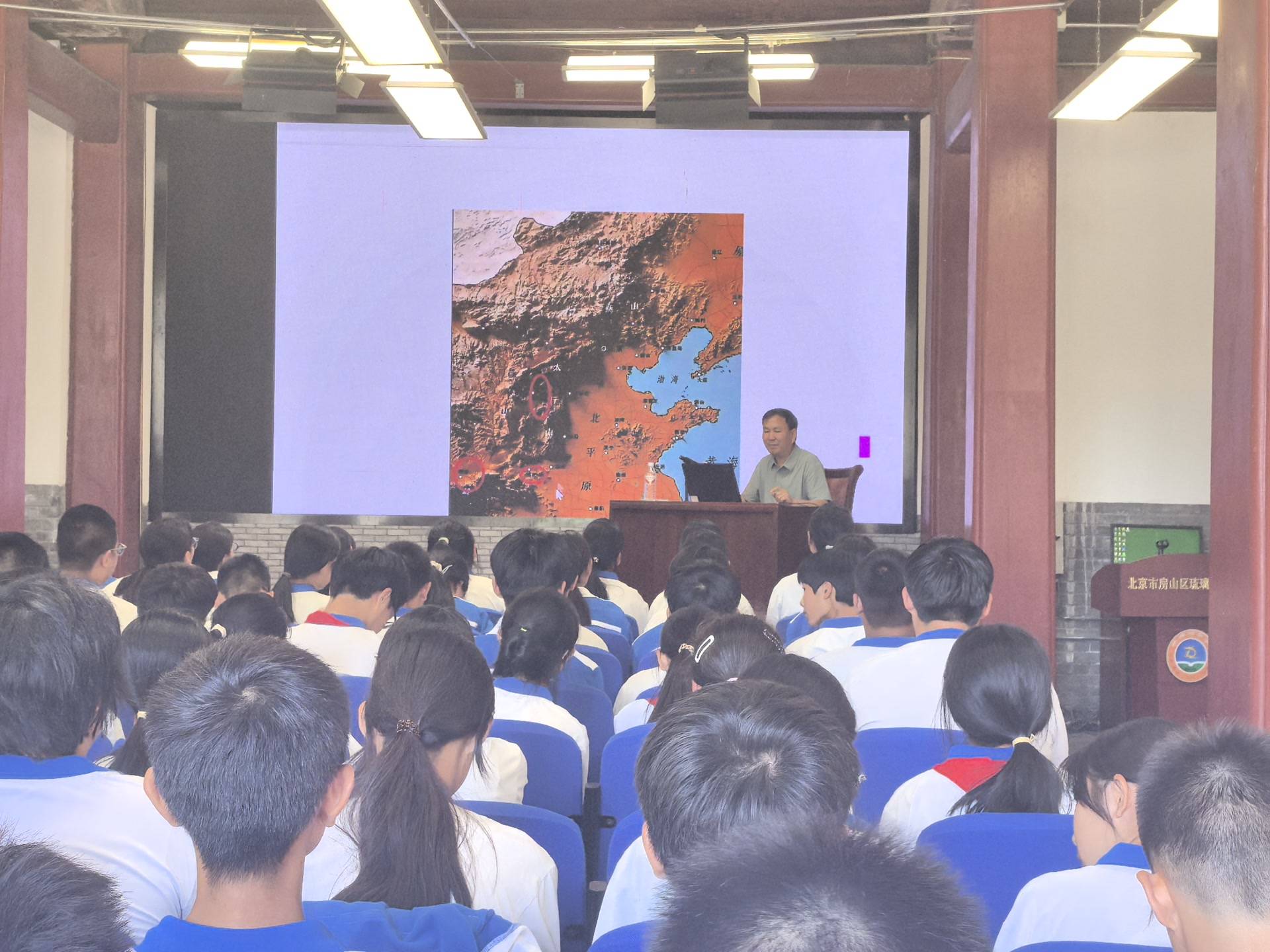 館員進校園解碼燕都根脈 夏連保走進琉璃河中學講述商周燕文化
