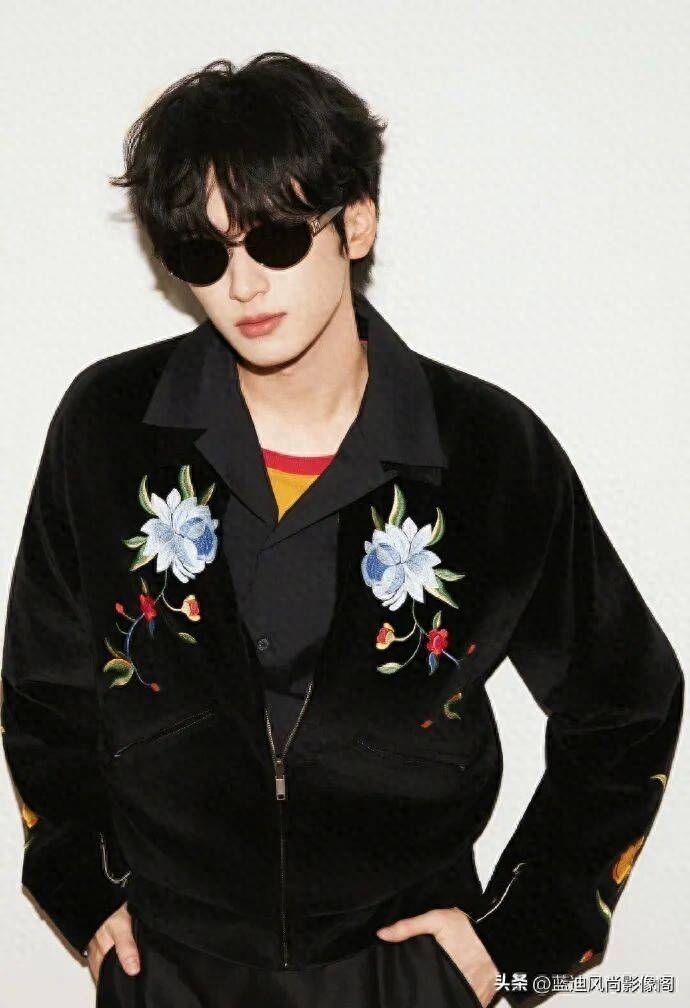 原創嚴浩翔說唱巔峰對決收官造型：KENZO 花卉刺繡下的少年與陰影