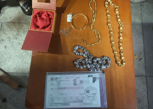 女子搬家踩壞床頭櫃，媽媽幫扔掉兩天後想起，櫃子裡有370多克黃金鉑金，還有190餘萬元銀行存單