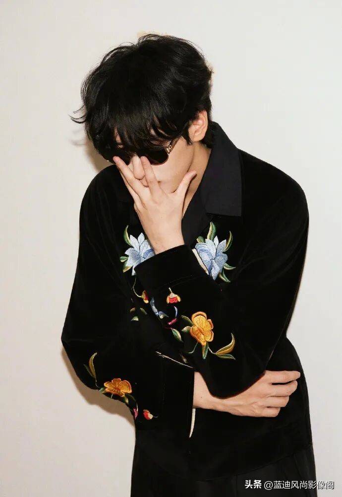 原創嚴浩翔說唱巔峰對決收官造型：KENZO 花卉刺繡下的少年與陰影