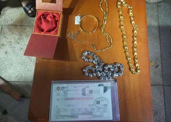 搬家時女兒踩壞床頭櫃，怕被爸爸責怪，和媽媽商量後扔掉；兩天後媽媽想起櫃子裡有370多克黃金、鉑金飾品；警方提醒