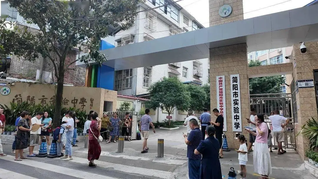 簡陽市實驗中學：“泳”往直前強體魄 五育並舉育新人