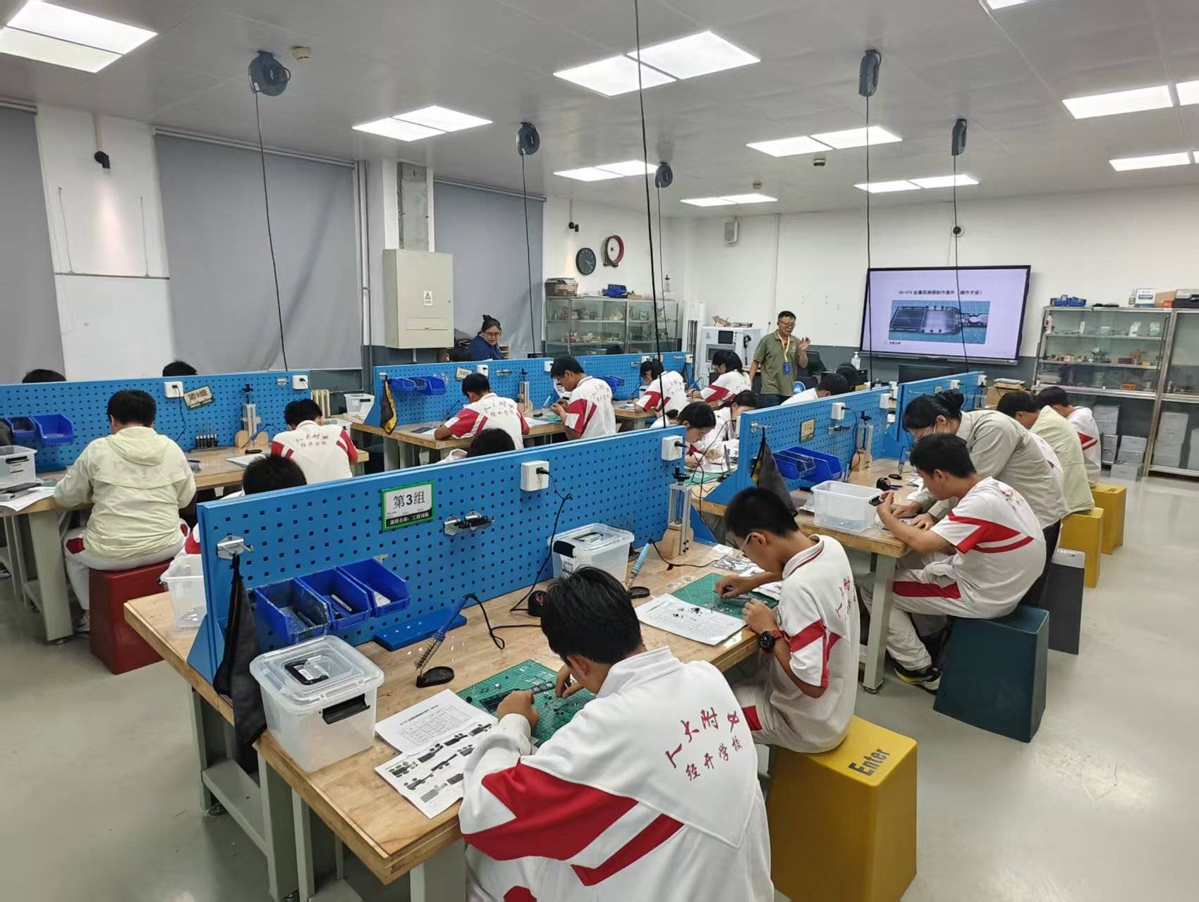 北職大大中小貫通科創實踐專案啟動，中小學生在大學實驗室上課
